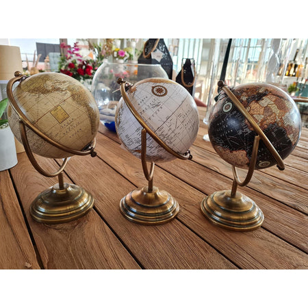 Mappamondo in ottone e legno girevole sull'asse decorazione per ambienti.