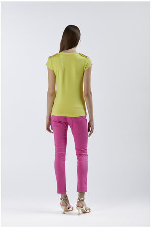 T SHIRT SCOLLO A V CON PLACCHETTE ALLE SPALLE