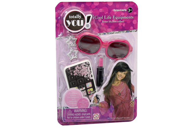 Occhiali da sole e cellulare con accessori fashion