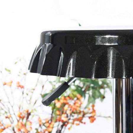 Set 2 Sgabelli Bar Cucina Girevoli Design Tappo Bottiglia Regolabili Nero Cromati