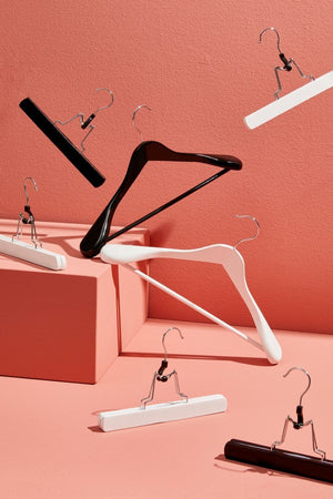 Gruccia "Coat" spalla in legno di loto e acciaio cromato con barra