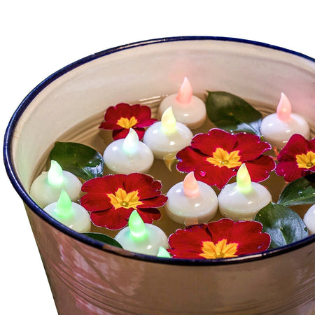 Set 4 candeline multicolor tea light galleggianti con led RGB e batterie incluse.