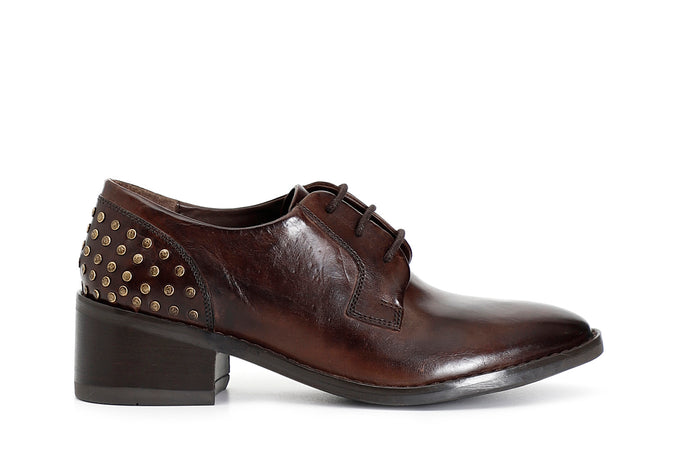 SCARPA ALLACCIATA IN PELLE CON BORCHIE