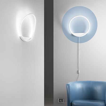 L’applique presenta una struttura in metallo e un diffusore in silicone Bianco 15X60 cm