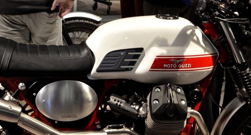 2 PROTEZIONI GINOCCHIA LATERALI SERBATOIO 3D compatibili per MOTO GUZZI V7 NEW