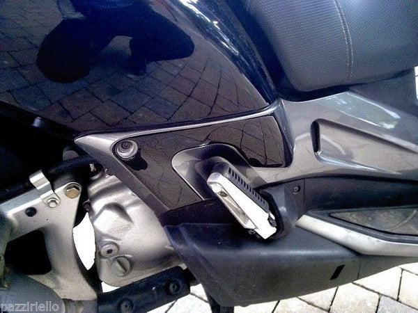 2 ADESIVI 3D PROTEZIONE ZONA PIEDI compatibili per X MAX YAMAHA XMAX 2006-2009