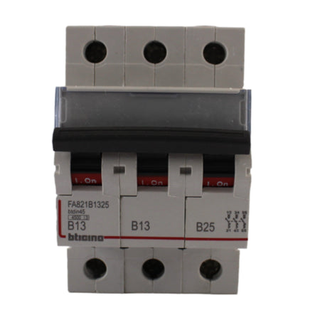 Interruttore magnetotermico 3P 13+13+25A Bticino