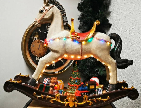 Cavalluccio a dondolo con albero e doni natalizi con luci led h 48 cm