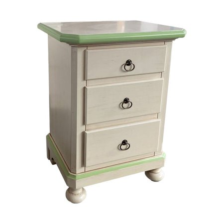 MOBILI 2G - Comodino 3 cassetti legno shabby avorio anticato decori filo verde 51x40x66