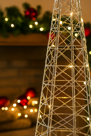 Albero decorativo cono in metallo con luci Led per decorazione natalizia