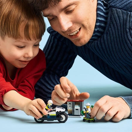 LEGO City 60455 Inseguimento in moto della polizia - Set di costruzioni per bambini dai 4 anni in su