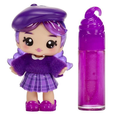 Yummiland - 1 bambola da 10 cm e un lucidalabbra glitterato da creare - Greta - Gusto uvetta - Dai 4 anni in su