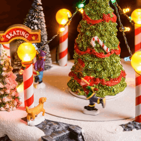 Villaggio di Natale, Paesaggio innevato con pattinatori rotanti in movimento, led multicolor