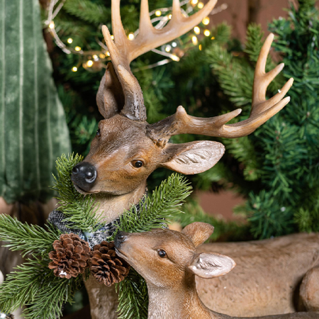 Renna seduta con cucciolo statuetta in Resina, decorazione natalizia