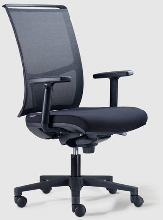 Poltrona ergonomica operativa per ufficio con schienale alto in rete nera, braccioli e ruote