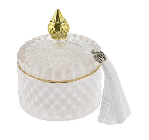 Candela profumata in vetro bianco con nappina decorativa, Special Gifts SP2/S, altezza 10 cm, diametro 8 cm, con scatola regalo inclusa.