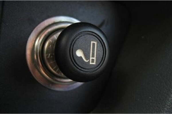 Accendisigari-Universale-Accendino-Sigarette-Per-Auto-Camper-Luce-Illumina-12v-Piccolo