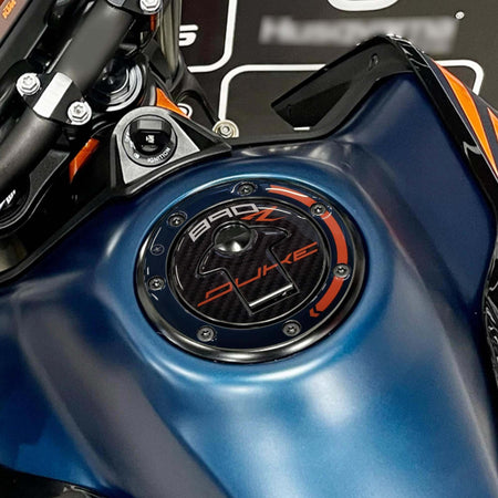 Adesivo-protezione-tappo-serbatoio-moto-compatibile-con-KTM-890-Duke-R-2022-23