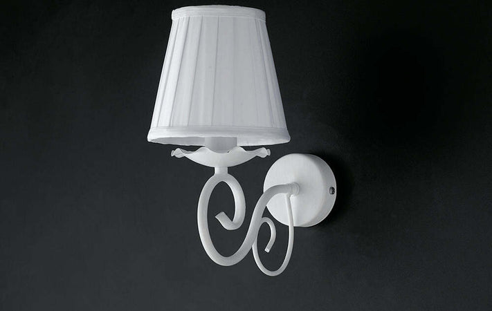 Applique-Provenzale-1-Luce-Ferro-Battuto-e-Paralume-Bianco-Shabby-Serie-Alma