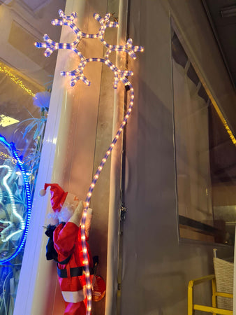 Babbo Natale con fiocco di neve a led decorazione luminosa h 150 cm Casa e cucina/Decorazioni per interni/Addobbi e decorazioni per ricorrenze/Decorazioni natalizie/Luci natalizie/Catene luminose per esterni MagiediNatale.it - Altamura, Commerciovirtuoso.it