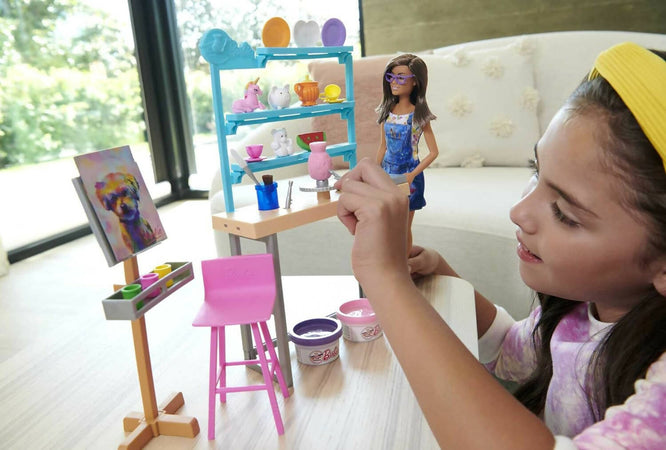 Barbie Relax And Create Atelier - Playset Con Bambola E Plastilina Per Vasi E Pittura - 25+ Accessori - Alta 29 Cm - Regalo Per Bambini 3-7 Anni, Hcm85 Mattel