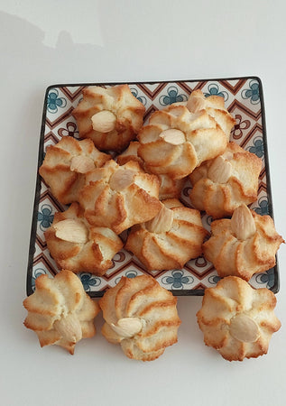 Biscotti Paste Di Mandorla Ricce Siciliane Confezione Box Regalo 500 Gr Biscotti Con Ingredienti Naturali Mandorle Siciliane Alimentari e cura della casa/Alimenti freschi e refrigerati/Impasti refrigerati/Biscotti LiSicily dolci per passione - Alassio, Commerciovirtuoso.it