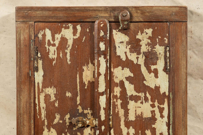 Biscottini-Finestra-finestrina-grata-in-legno-massello-e-in-ferro-antica-e-vecchia-medievale-con-telaio-da-interno-o-da-esterno