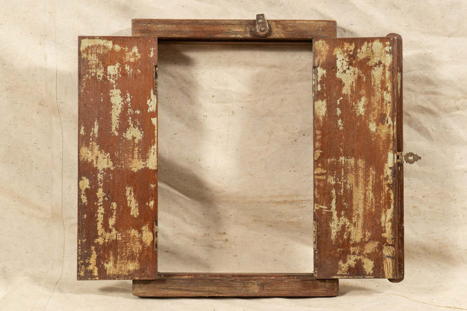 Biscottini-Finestra-finestrina-grata-in-legno-massello-e-in-ferro-antica-e-vecchia-medievale-con-telaio-da-interno-o-da-esterno