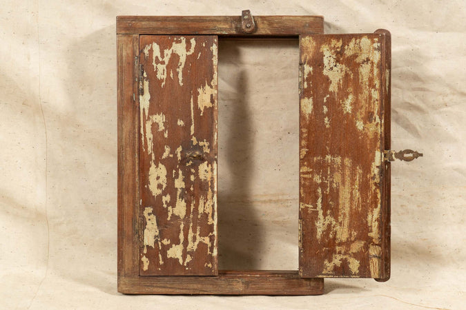 Biscottini-Finestra-finestrina-grata-in-legno-massello-e-in-ferro-antica-e-vecchia-medievale-con-telaio-da-interno-o-da-esterno