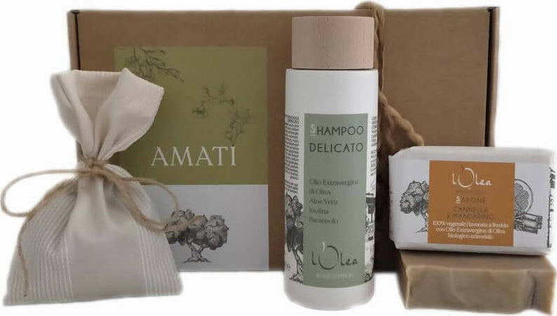 Box Shampoo Delicato Biologico 100% Naturale Rinforzante + 1 Sapone Mani Viso Corpo Cannella e Mandarino Bellezza/Cura dei capelli/Prodotti per la cura dei capelli/Shampoo doccia 3 in 1 L’Olea Biocosmesi - Castelbottaccio, Commerciovirtuoso.it