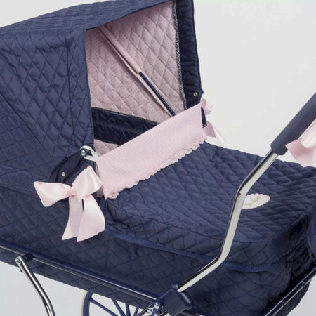 Carrozzina giocattolo Classica per Bambole Trapuntata La Nina Giochi e giocattoli/Bambole e accessori/Bambolotti e accessori/Carrozzine e passeggini La Casa Del Bebè - Napoli, Commerciovirtuoso.it
