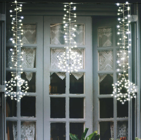 Cascata stalattite decorata cristalli di neve luminosi con led a luce fredda per esterno e interno Casa e cucina/Decorazioni per interni/Addobbi e decorazioni per ricorrenze/Decorazioni natalizie/Luci natalizie/Catene luminose per interni MagiediNatale.it - Altamura, Commerciovirtuoso.it