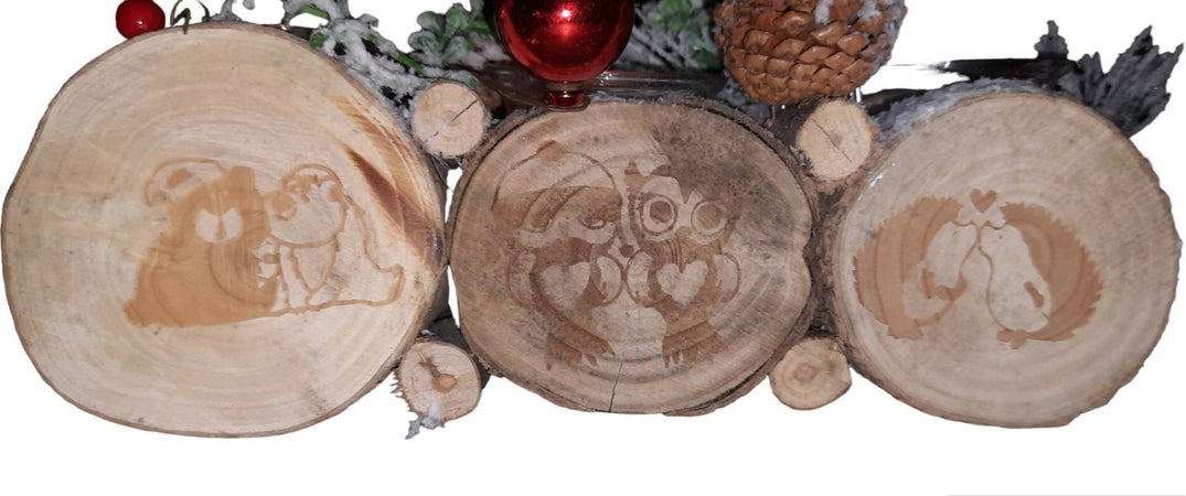 Centrotavola Natalizio Innevato C/3 Portacandele In Vetro Composto Da Tronchi Di Legno E Pigne Con Decorazioni Casa e cucina/Decorazioni per interni/Addobbi e decorazioni per ricorrenze/Decorazioni natalizie/Oggettistica Sogno Shop - Assisi, Commerciovirtuoso.it