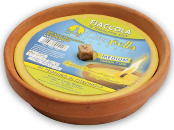 Ceri Alla Citronella In Coccio Di Terracotta Segna Passi Per Matrimoni Ed Eventi Ø 16,5 Cm Casa e cucina/Decorazioni per interni/Candele e portacandele/Candele/Candele in vasetto La Zappa - Altamura, Commerciovirtuoso.it