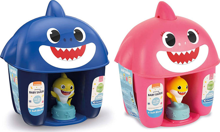 Clementoni Soft Clemmy Baby Shark - Secchiello con Personaggio-Set mattoncini Morbidi-Made in Italy, 10 Mesi+, 17425 Baby Shark Clemmy family bucket Giocattoli Sanitaria Gioia del Bimbo - Villa San Giovanni, Commerciovirtuoso.it