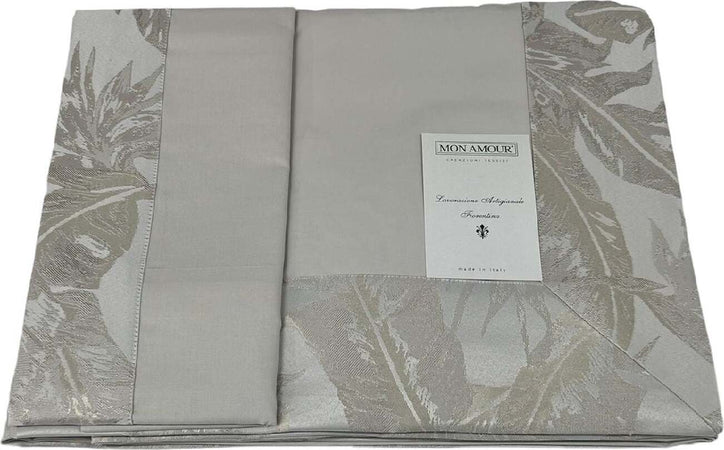 Completo-lenzuola-matrimoniale-in-puro-cotone-con-bordo-raso-in-jacquard-art.-Boston-il-completo-lenzuola-é-composto:-Un-lenzuolo-sopra-270x300-cm-un-lenzuolo-sotto-180×200-cm-con-angolo-max-28-cm-e-2-federe-52x82-cm