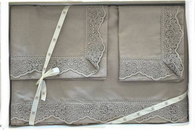 Completo letto matrimoniale in puro cotone 100% con bordo in pizzo laura biagiotti articolo rubino in confezione scatola lusso Casa e cucina/Tessili per la casa/Biancheria per la cameretta/Lenzuola e federe/Set di lenzuola e federe Puleo Casa - Palermo, Commerciovirtuoso.it