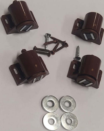 CONFEZIONE-DA-2-PEZZI---CHIUSURE-MANETICHE-REGOLABILI-PER-ANTE---CON-RISCONTRO-E-VITI---IN-PLASTICA-COLORE-MARRONE
