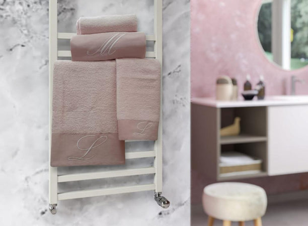 Coppia Asciugamano in Spugna Con Lettera Ricamata Rosa dalla A alla Z