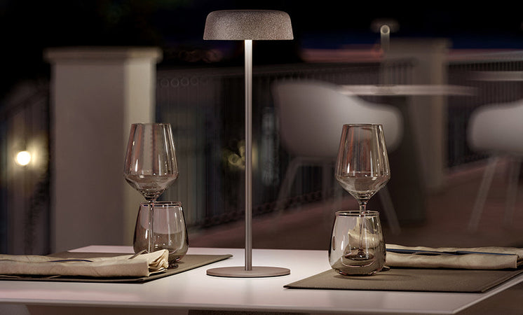 Lampada da tavolo "Fade" metal struttura in polietilene per esterno