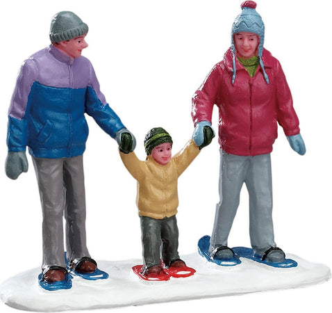 Famiglia che cammina con ciaspole per villaggio di Natale in poliresina Casa e cucina/Decorazioni per interni/Addobbi e decorazioni per ricorrenze/Decorazioni natalizie/Oggettistica MagiediNatale.it - Altamura, Commerciovirtuoso.it