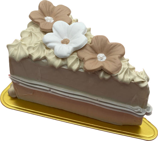 Fetta di torta finta da esposizione con fiorellini bianco e beige Casa e cucina/Teglie da forno e accessori per pasticceria/Accessori e utensili per pasticceria/Utensili decorativi/Torte e dolci finti Led Mall Home - Napoli, Commerciovirtuoso.it