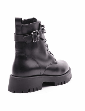 Frau donna anfibi in pelle