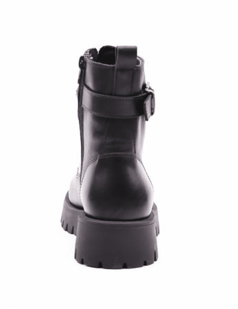 Frau donna anfibi in pelle