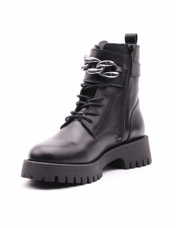 Frau donna anfibi in pelle