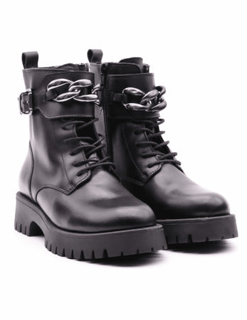 Frau donna anfibi in pelle