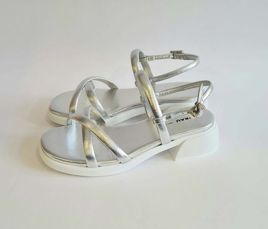 Frau donna sandali con fascette tubolari in pelle laminata