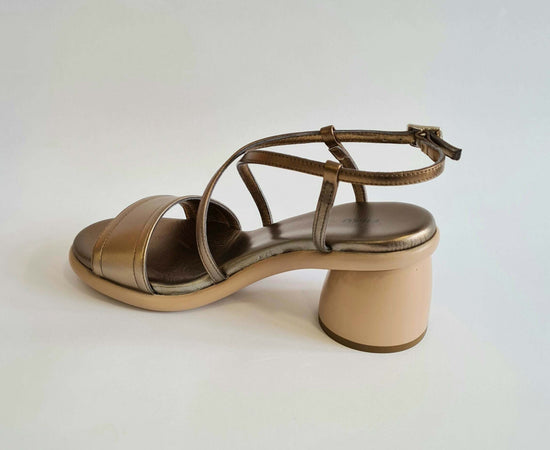 Frau donna sandalo in pelle laminata gold con tacco geometrico