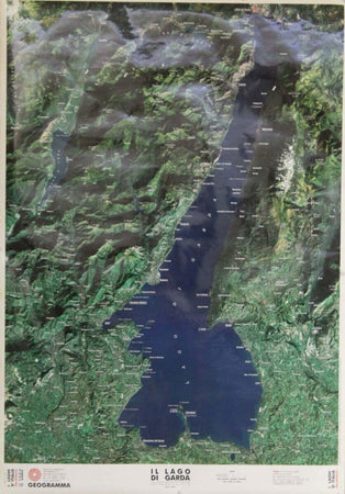 GEOGRAMMA---MAPPA-IL-LAGO-DI-GARDA-CARTA-SATELLITARE-100X70-CM-scala-1:58.000