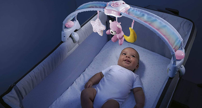 Gioco Arco Lettino Rainbow Sky Chicco Pannello Lettino 2-In-1 a Forma Di Arcobaleno Con Luci E Suoni, Funziona Con 3 Batterie Aaa Non Incluse, Età 0 Mesi + Rosa O Celeste Due Colori Casa e cucina/Decorazioni per interni/Decorazioni cameretta bambini/Giostrine acchiappasogni Sanitaria Gioia del Bimbo - Villa San Giovanni, Commerciovirtuoso.it